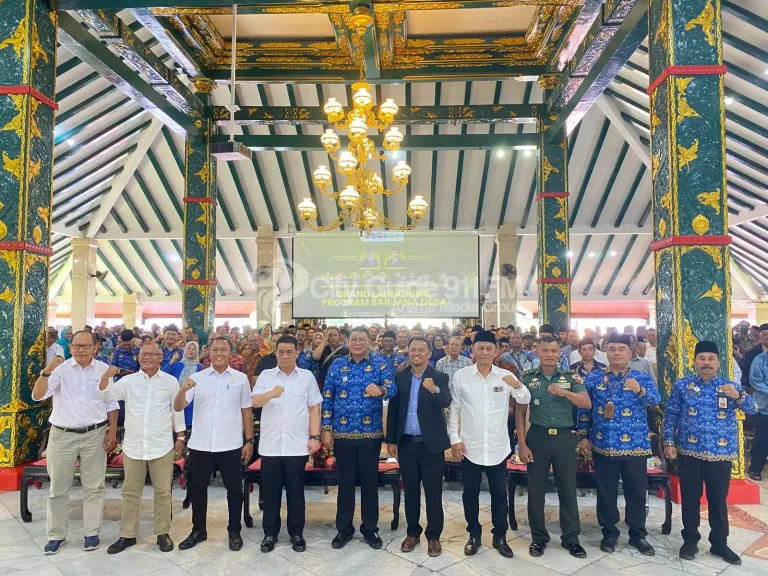 Plt Bupati Didik Gatot Subroto bersama Wamendes PDT dan Transmigrasi RI Riza Patria dan Rektor Universitas Kanjuruhan Tri Nurhudi MKep melaunching Program Sarjana Desa. (Foto : Dwi Putri SA)